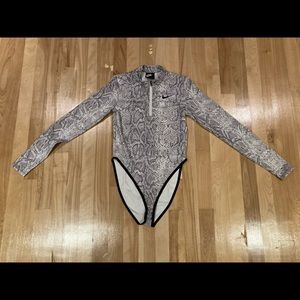 NEVER WORN Nike LS snake print body suit Sz Small